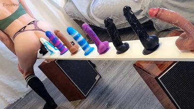 Puta amadora escolhendo qual melhor consolo de borracha pra sentar e gozar