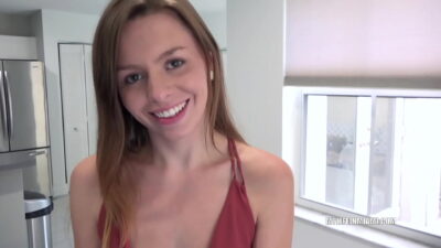 Puta deliciosa novinha metendo pau na boca e buceta rosada