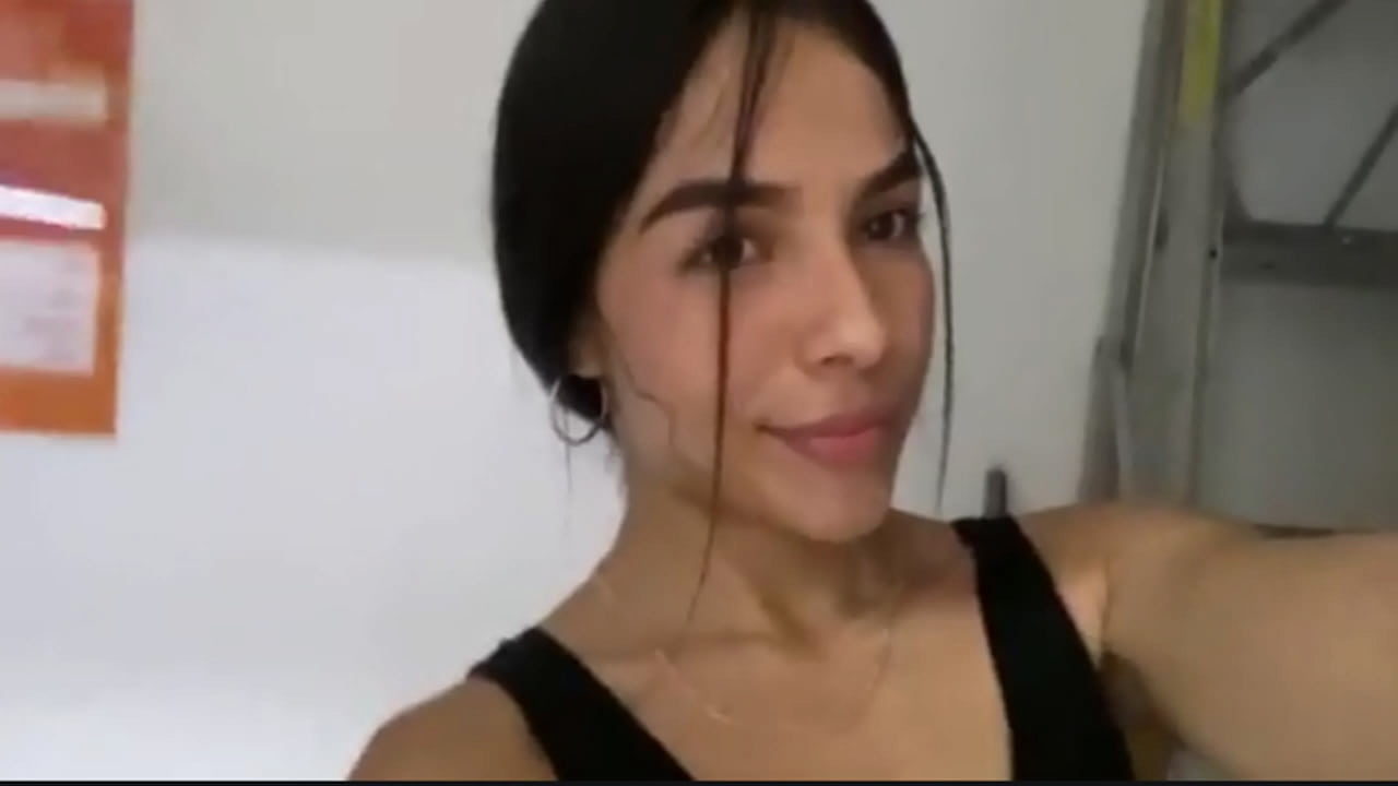 Puta essa moreninha devassa faz strip e se consola com amor