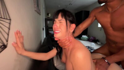 Rasgando xoxota daquela profissional safadinha toda molhada