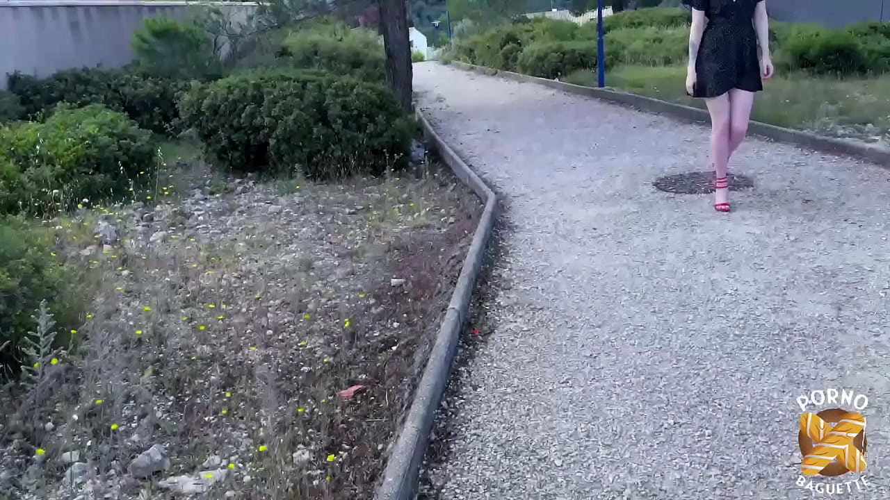 Ruiva essa puta sensual revezando duas pirocas em seu corpo gostoso