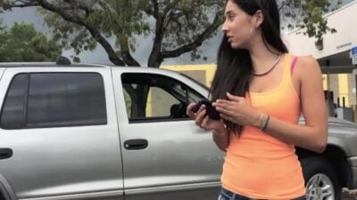 Safada faz sexo dentro do carro em troca de dinheiro