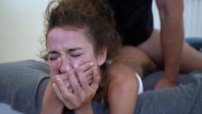 Safada grita muito enquanto fode até sair toda gozada na metida