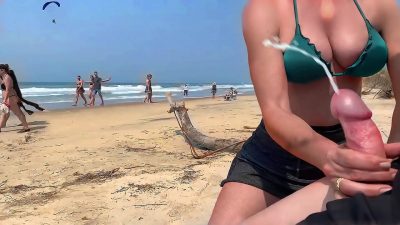 Safada masturbando seu marido ali na praia em público até ver a porra saindo