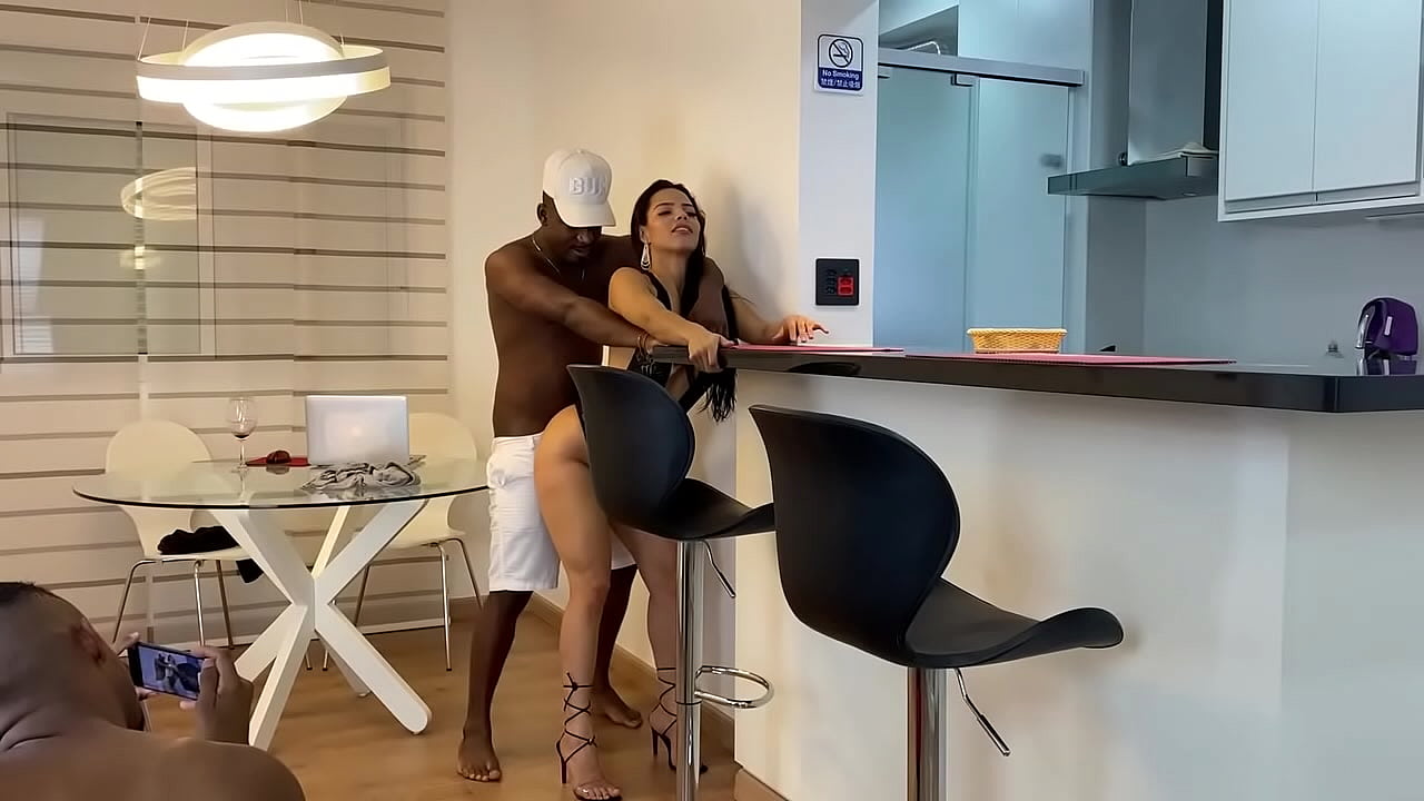 Safado do bombado negro comendo a puta da brasileira atriz