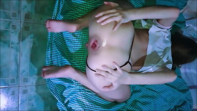 Sexo caseiro bruto com a esposa branca abrindo a bunda pra levar no meio do cu