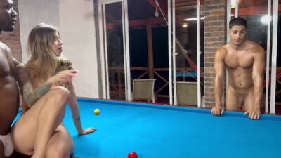 Sexo na mesa de sinuca com aquela brasileira safada fogosa