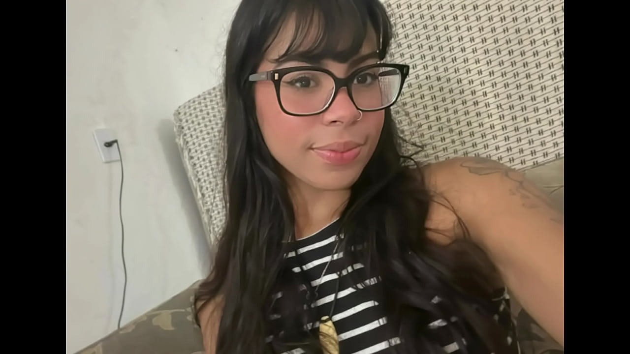 Universitária essa puta novinha dá sua xoxota quente carnuda ao professor roludão