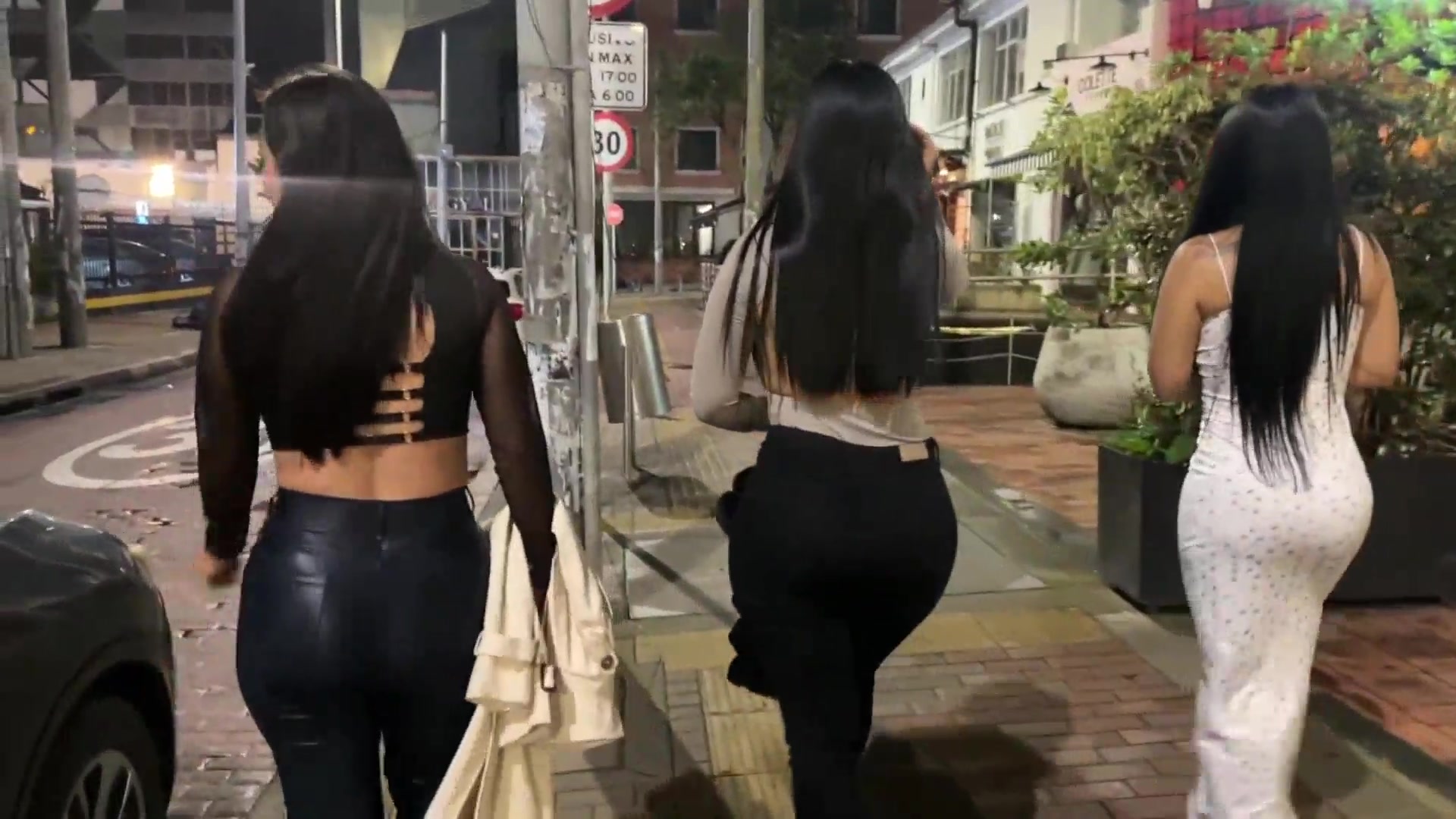 Várias putas gostosas espanholas chupando e dando aos machos safados