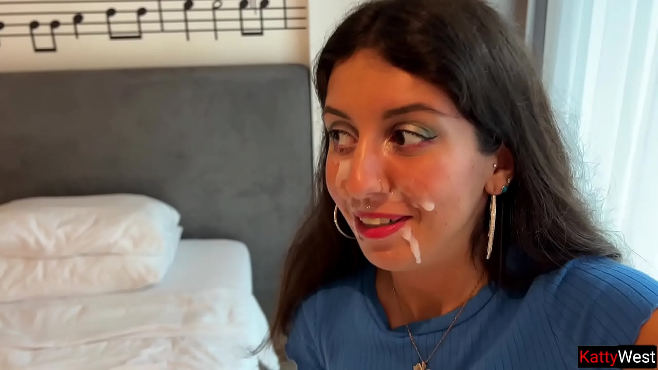 Video de foda gostosa com a boqueteira morena novinha cheia de porra na cara