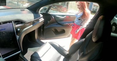 Casal fazendo sexo em um carro Tesla dirigindo no piloto automático