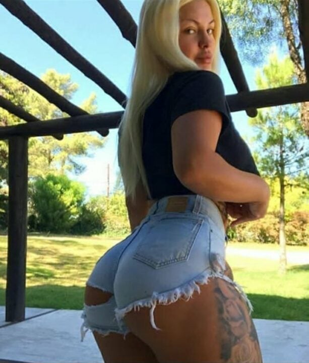 Cavala gostosona de peitões e bunda grande