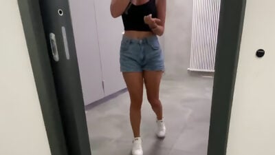 Dando uma rapidinha no banheiro do aeroporto