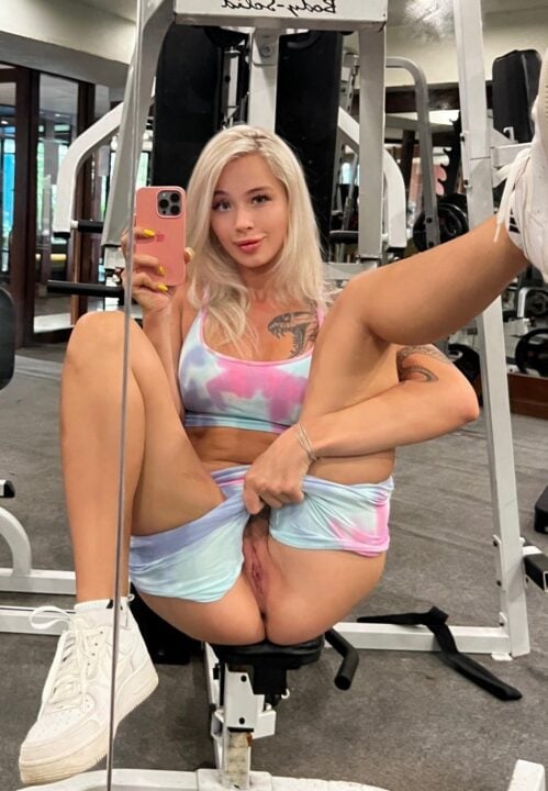 Loirinha perfeita pelada mostrando tudo