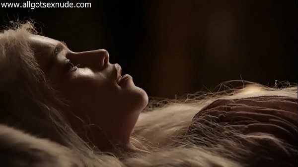 Loirinha safada com amiga lésbica