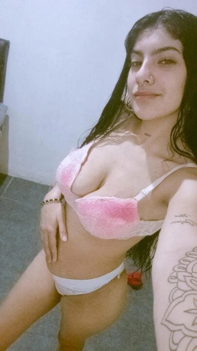 Morena amadora mostrando suas tetas grandes