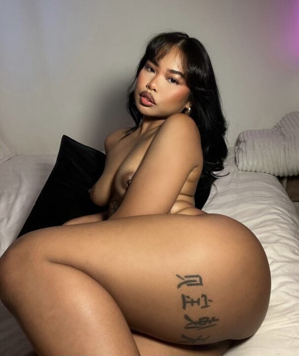 Morena asiática tatuada mostrando sua raba gostosa