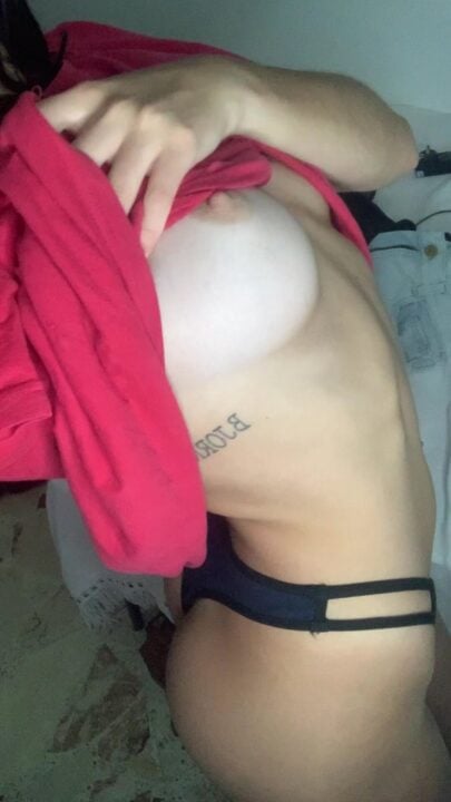 Morena magrinha de peitos pequenos