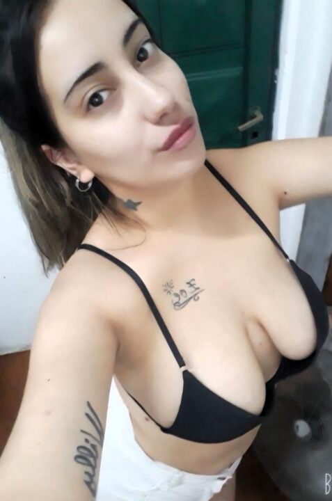 Morena tetudas mostrando seus encantos