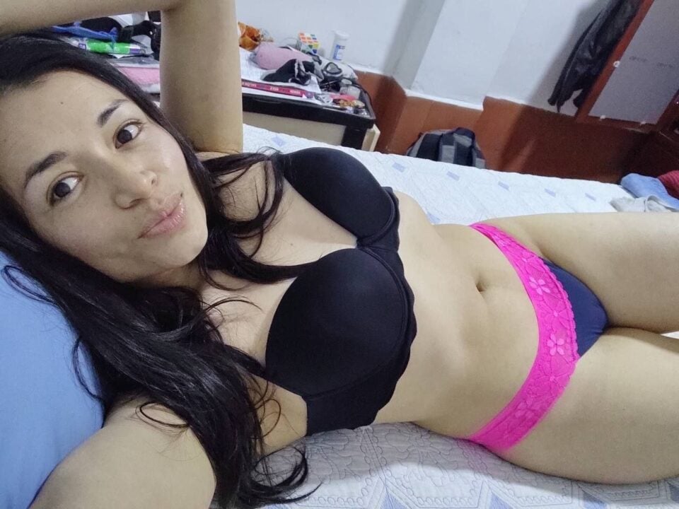 Novinha amadora mostrando a buceta e o cuzinho rosa