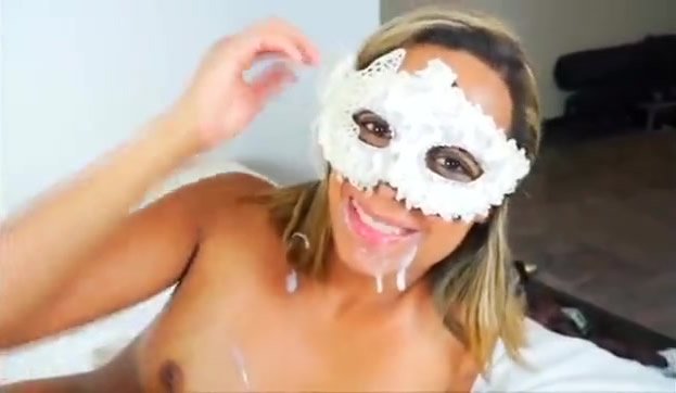 Novinha mascarada fodeu no pauzão e ganhou gozada na boca - Filme Porno