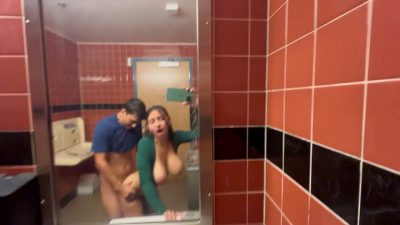 Sexo no banheiro da universidade
